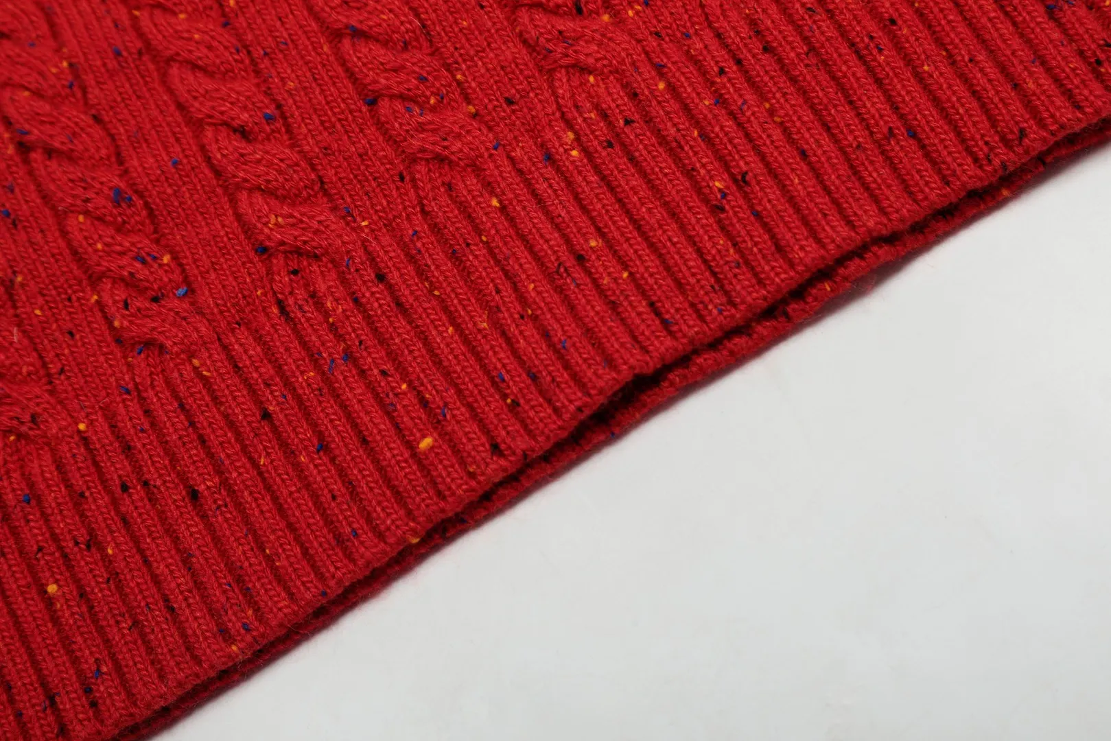 🅿️250 "Top quality" Style number: DS038# [Ralph Lauren wool blend pony embroidery logo twist knitted half-zip sweater] ✅Ralph Lauren gradient multi-color dot versatile couple's knitted half-zip pullover sweater ✅15% Merino cotton wool 85% wool blend Customized laser buttons Clean and clear texture ✅ZP quality 1:1 version Scan the code to enter the GF website Counter quality ✅Details and quality are the only one in Guangzhou. Imported quality wool, focusing on high-end, cost-effective. Needless to say good quality. ✅Restore the original version. The maximum size can be worn up to 160 pounds. Loose, comfortable and stress-free. ✅Zip down the lapel. Pull up the zipper to the half-high collar. Easy to wear with any style. Christmas red